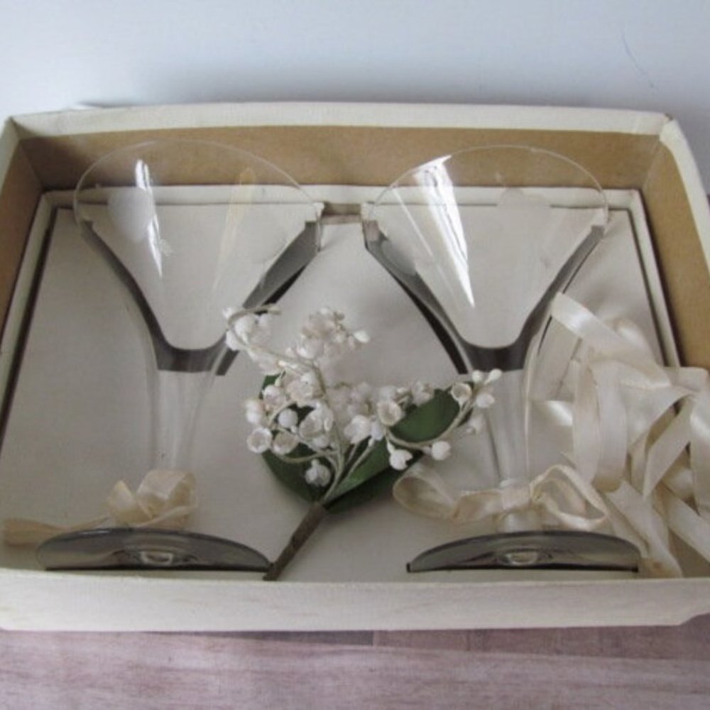 Bride Groom Glasses Wedding Gifts Hearts Arrows Wedding Lily of the Valley